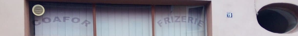 Firma reală Coafor Frizerie, gravată pe geamul salonului, Strada 9 Mai 19